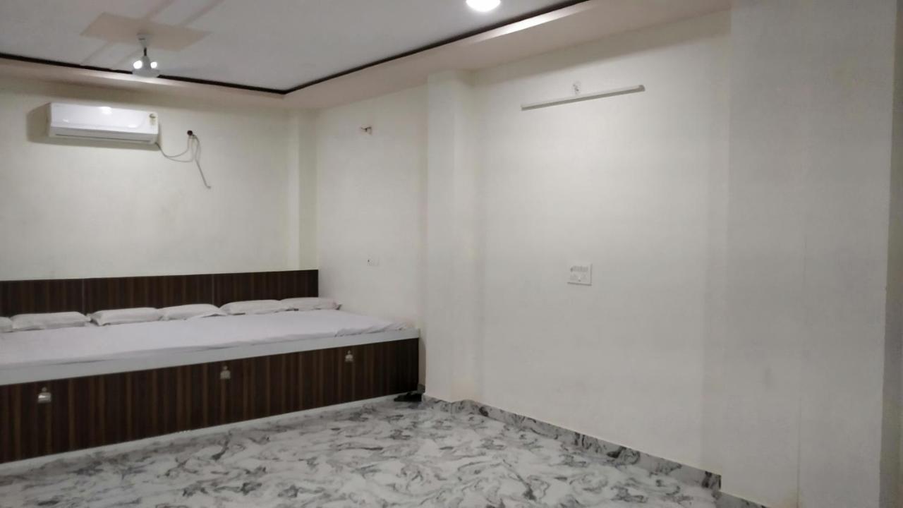 Rajlakshmi Guest House Mathura Buitenkant foto
