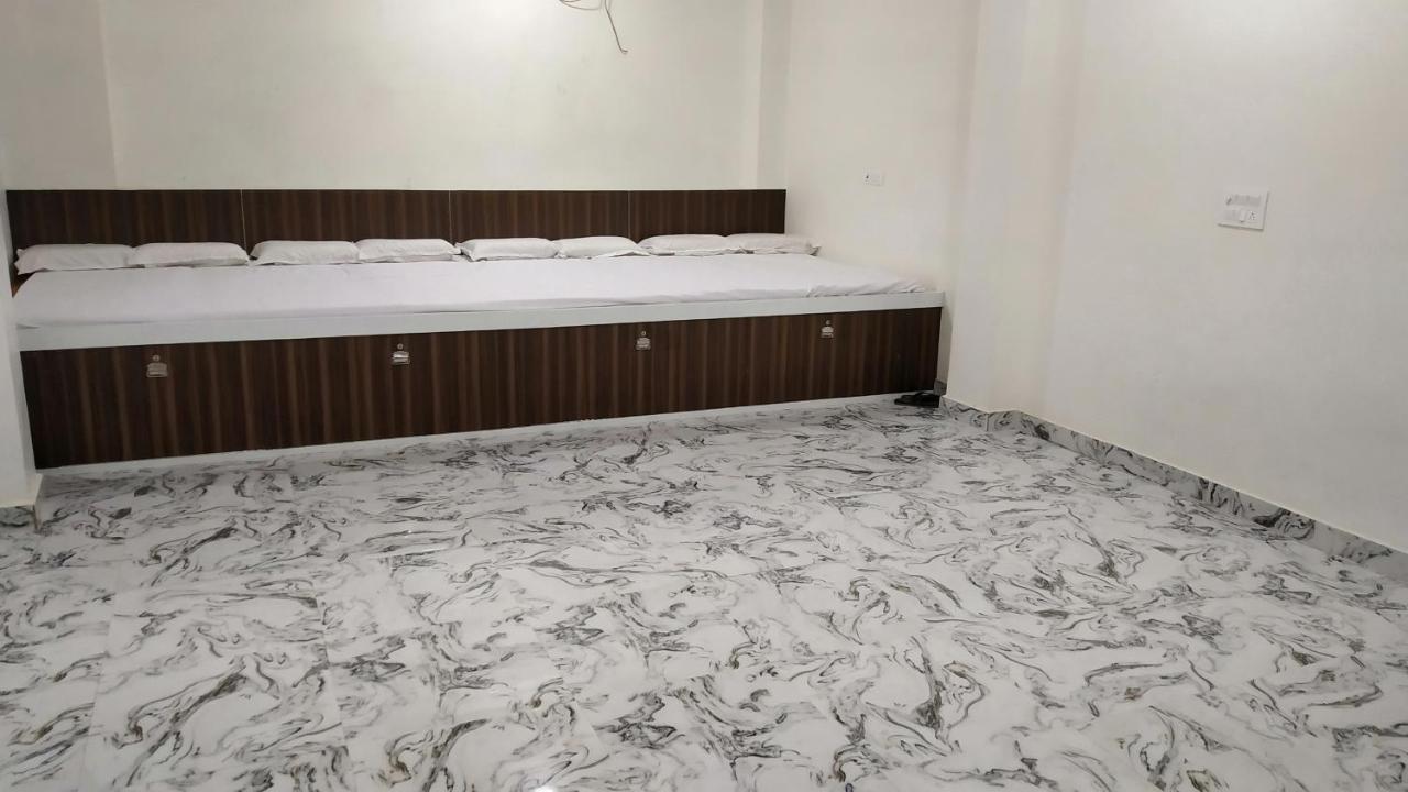 Rajlakshmi Guest House Mathura Buitenkant foto