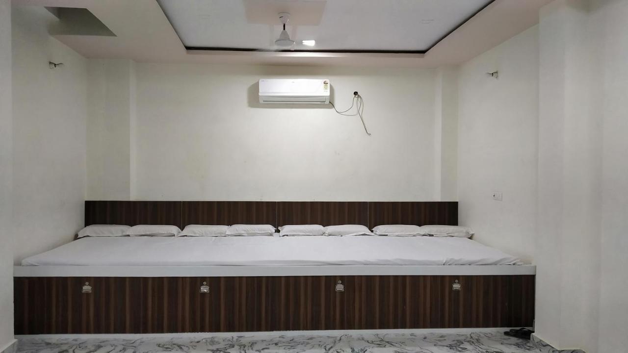 Rajlakshmi Guest House Mathura Buitenkant foto